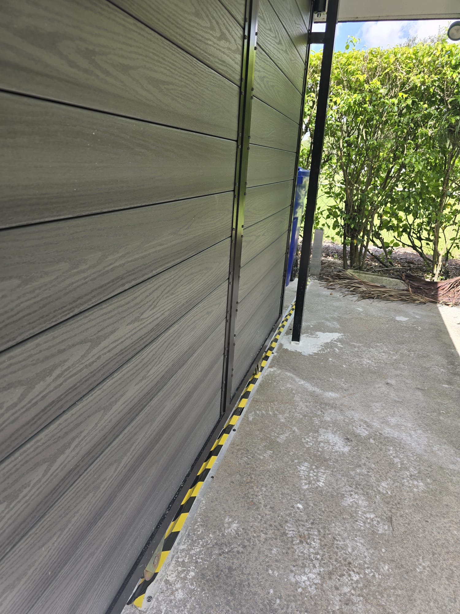 Endeck Slate Horizontal Composite Board with Black Alumium Frame 1