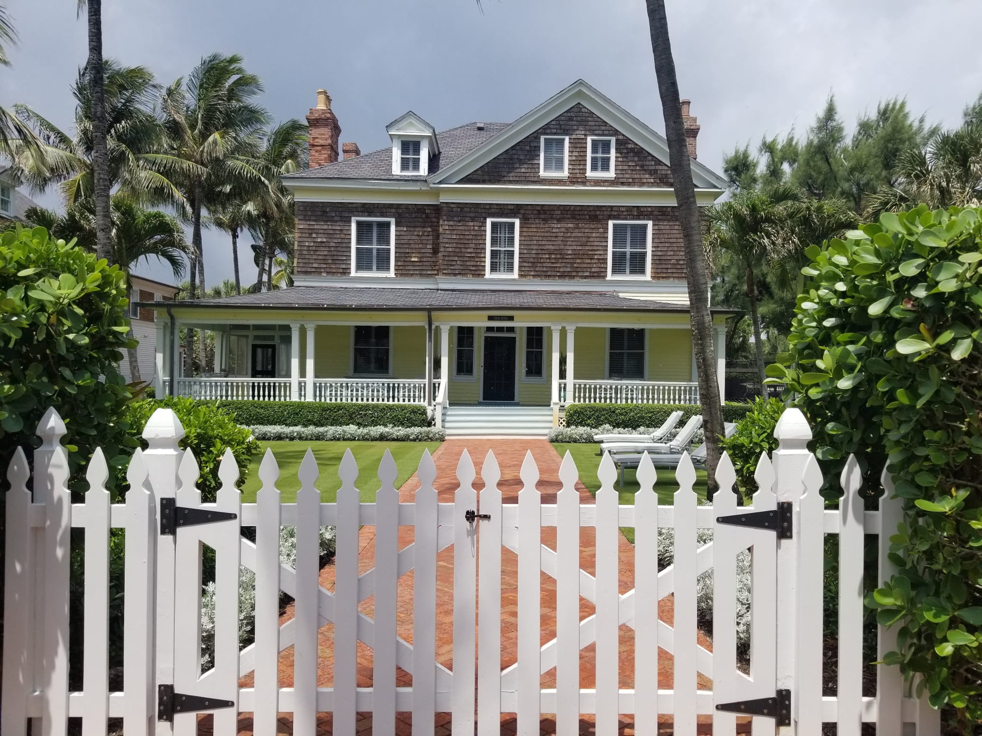 White Spear-Tipped Picket PVC Double-Drive Gate